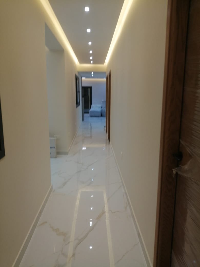 ممر بسقف جبس بورد وإضاءة LED