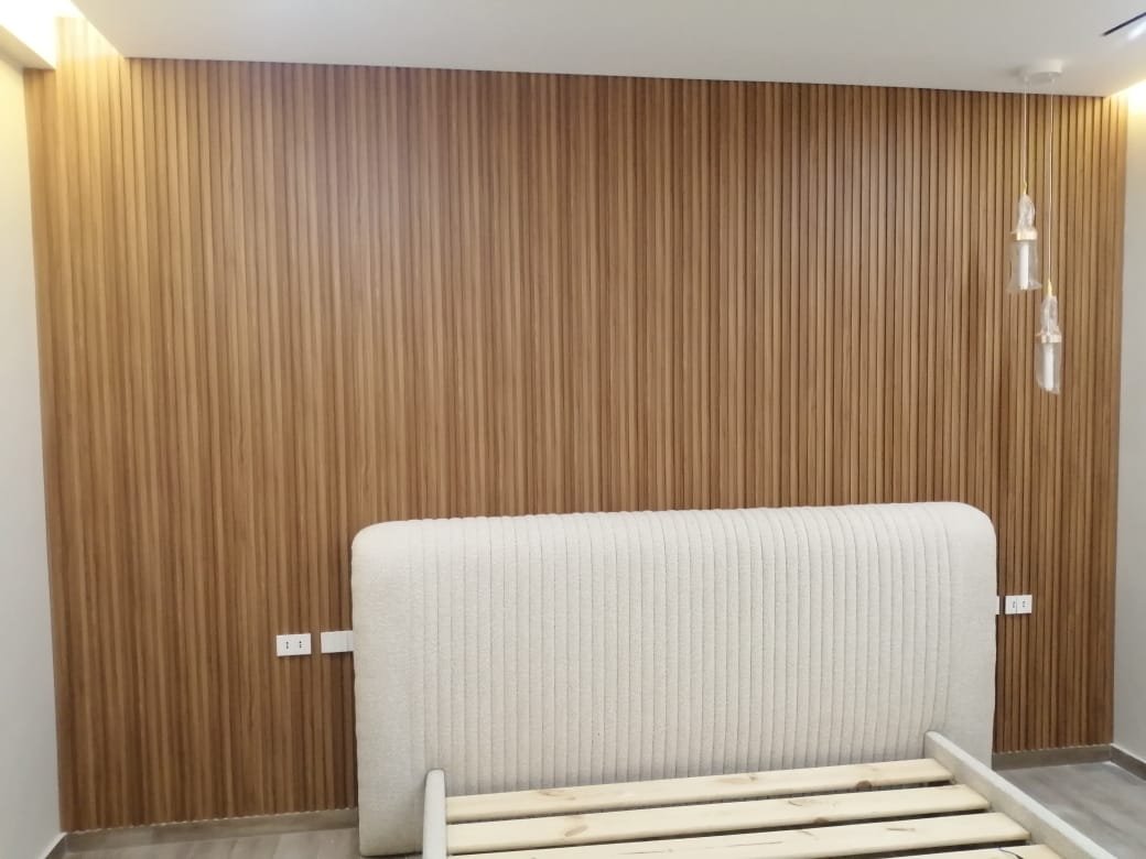 غرفة نوم بحائط خشب مجدول