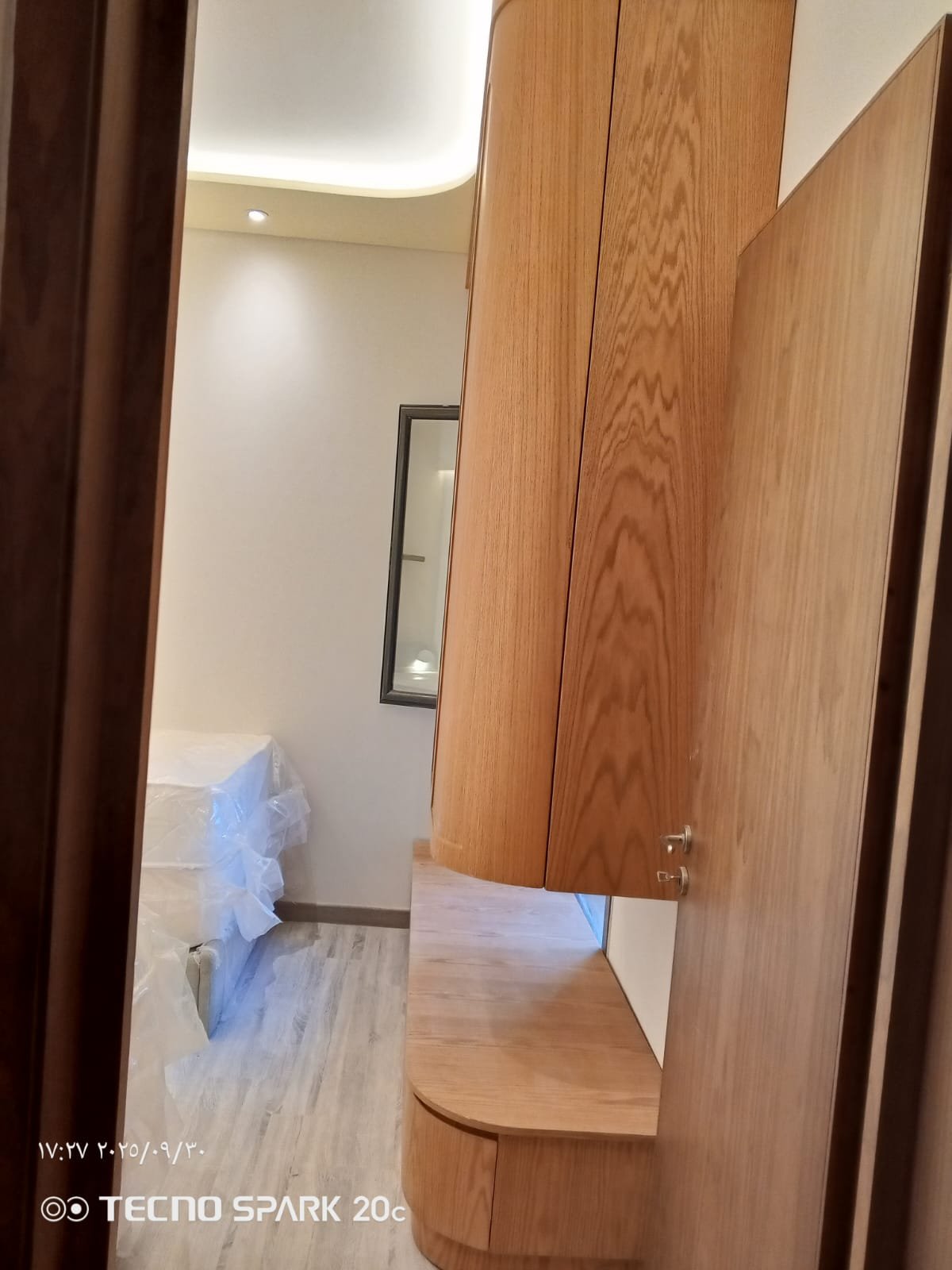 تسريحة خشبية مع مرآة