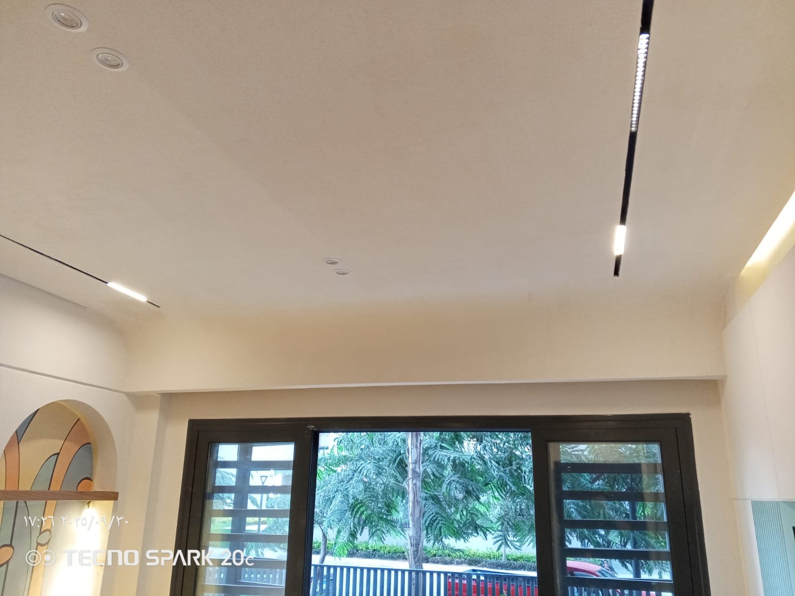 سقف غرفة معيشة بإضاءة حديثة