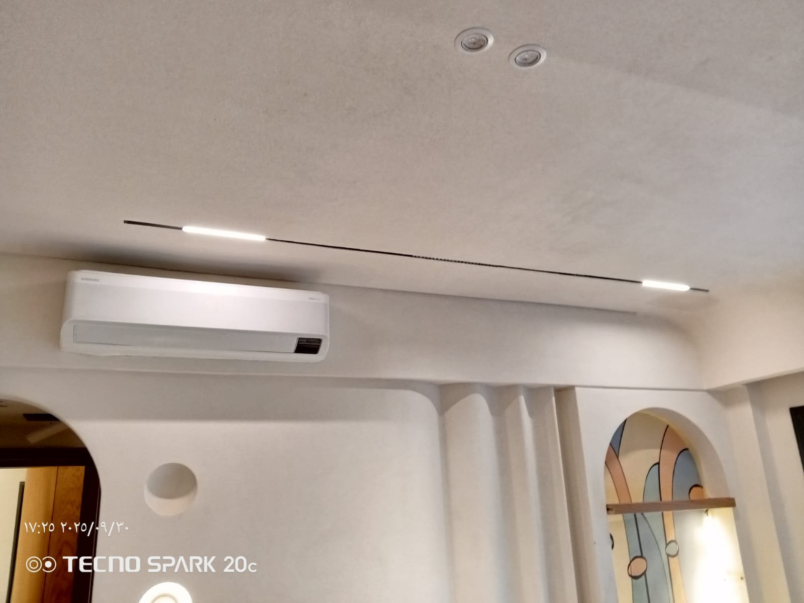 تفاصيل سقف مع إضاءة خطية