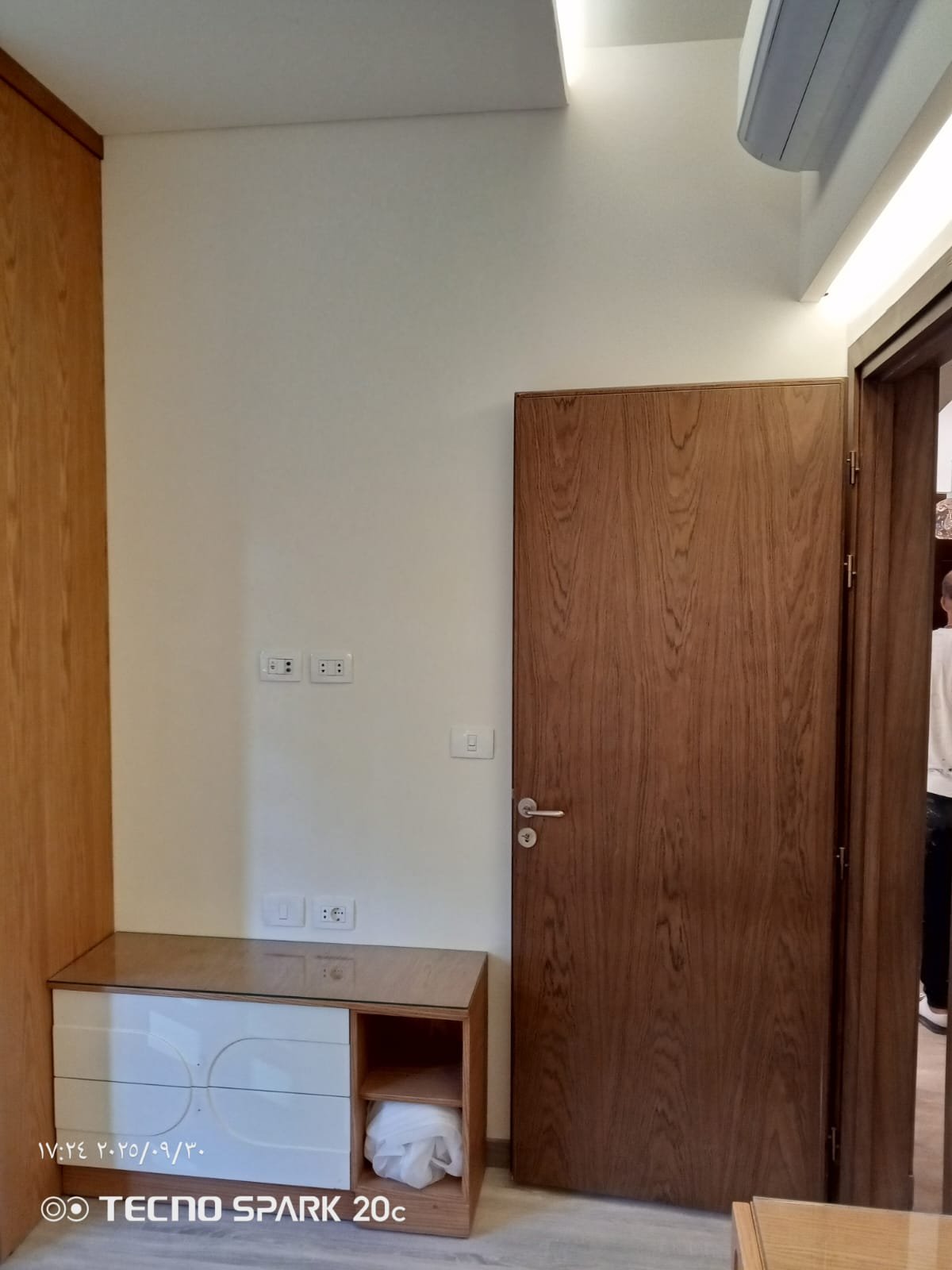 غرفة نوم - دولاب وباب خشبي