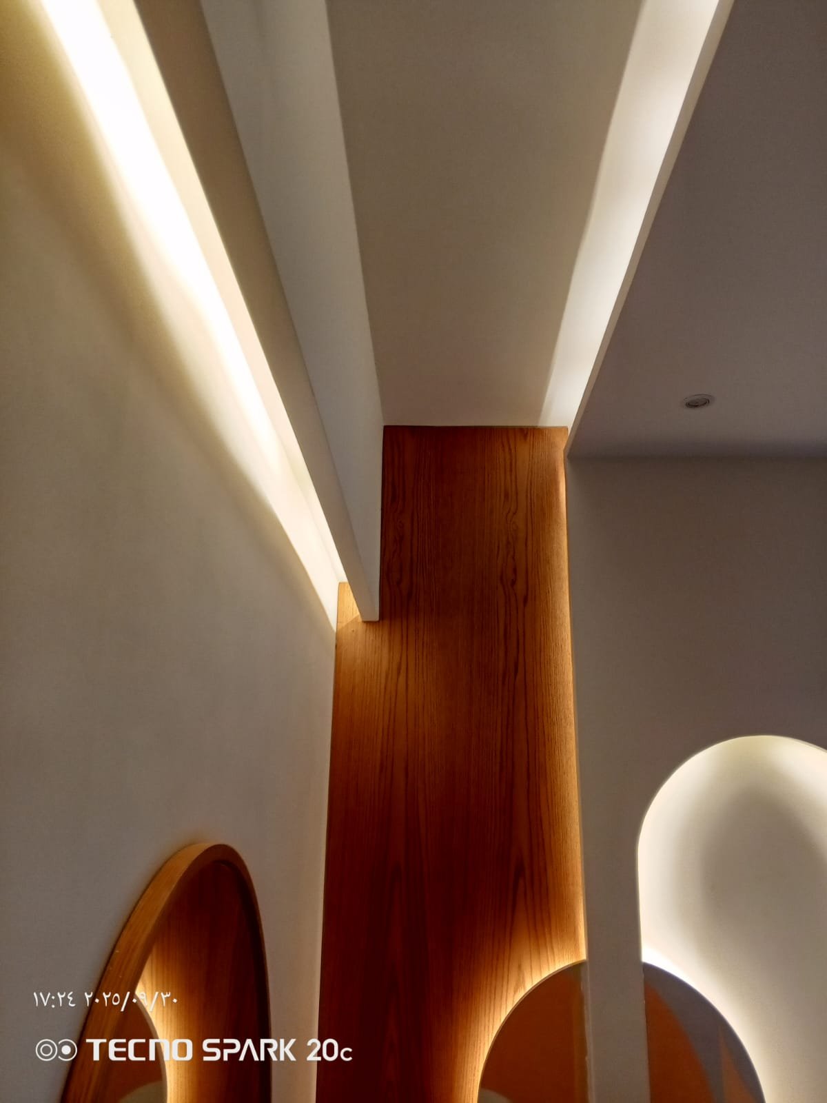 عمود خشبي في المدخل