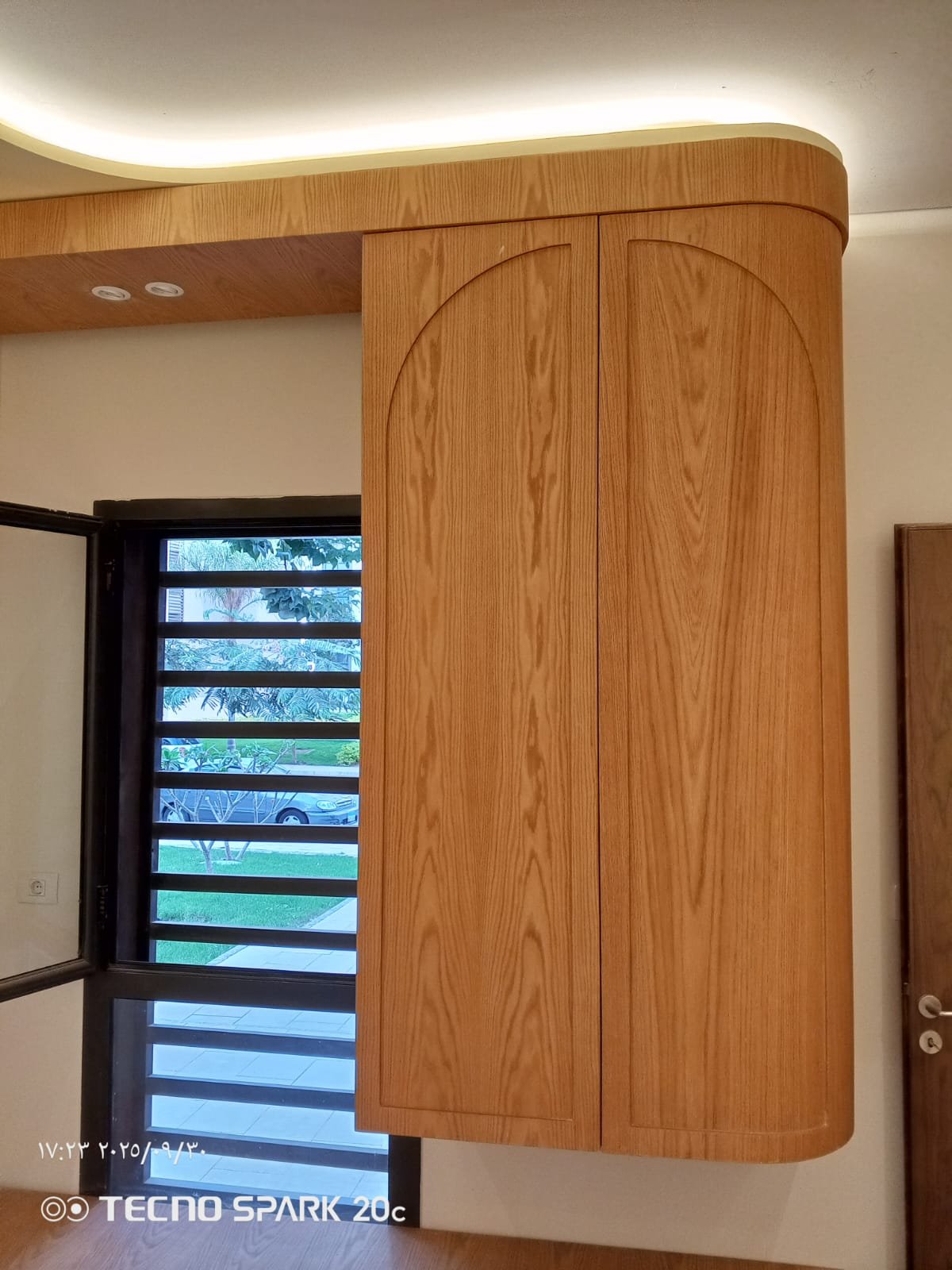 دولاب خشبي مقوس