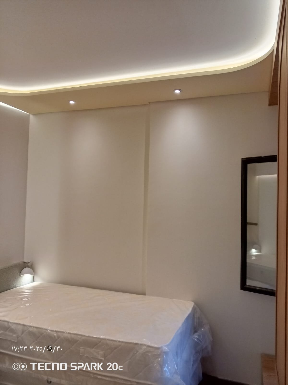 سقف غرفة نوم منحني مع LED